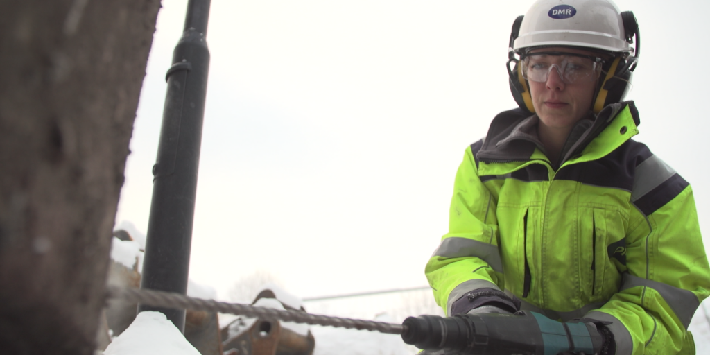 Medarbeider til vår avdeling for miljøkartlegging av bygg (RIM)